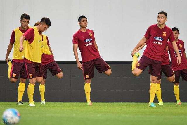 争议！张玉宁当选新国足第一队长，外界议论纷纷，资历效率不出众|中国男足|邵佳一|吴曦|郑智|蒿俊闵_新浪体育_新浪新闻