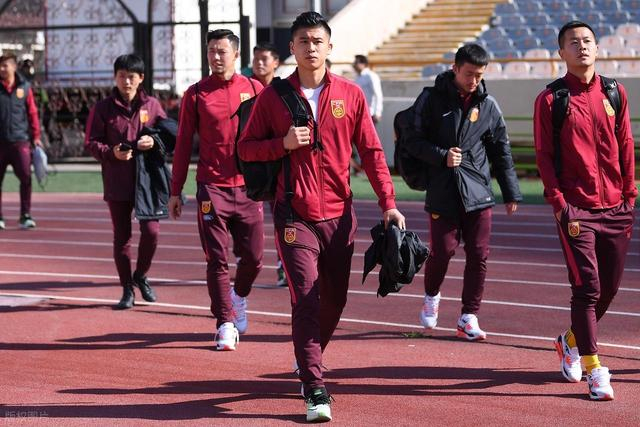 争议！张玉宁当选新国足第一队长，外界议论纷纷，资历效率不出众|中国男足|邵佳一|吴曦|郑智|蒿俊闵_新浪体育_新浪新闻